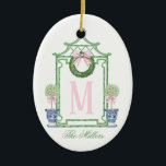 Preppy Chinoiserie Christmas Pagoda Monogram Keramisch Ornament<br><div class="desc">Dit kerstornament heeft een Preppy Chinoiserie-ontwerp met een groen bamboe pagode-lijst met een kerstkrans met een roze strik en twee topiaries in Chinoiserie-potten. Je kunt je personaliseren met een naam en je initiaal.</div>