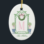 Preppy Chinoiserie Christmas Pagoda Monogram Keramisch Ornament<br><div class="desc">Dit kerstornament heeft een Preppy Chinoiserie-ontwerp met een groen bamboe pagode-lijst met een kerstkrans met een roze strik en twee topiaries in Chinoiserie-potten. Je kunt je personaliseren met een naam en je initiaal.</div>