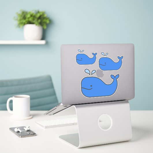 Preppy Coastal Blue Whales Sticker (Laptop op bureau)