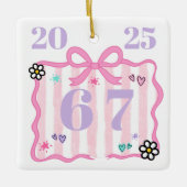 Preppy Coquette 6–7 Pink Stripe Bow Trend Year Keramisch Ornament (Voorkant)