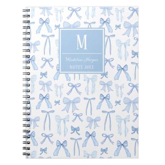 Preppy Coquette Blauwe Bogen Monogram Gepersonalis Notitieboek (Voorkant)
