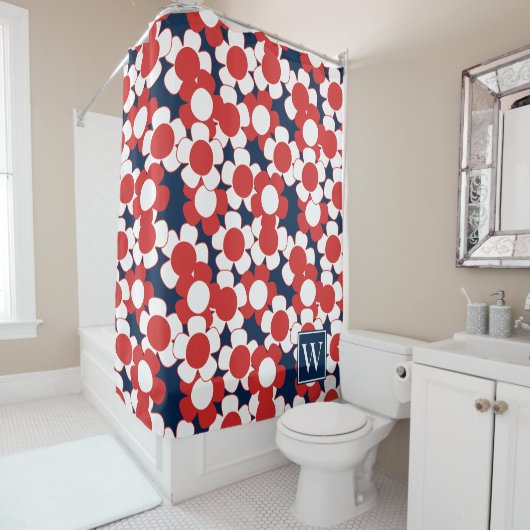 Preppy Daisy Bloom – Rode Wit & Navy Monogram Douchegordijn (In situ)