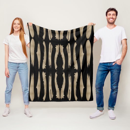 Preppy geometrisch patroon zwart en gouden strepen fleece deken (In situ)