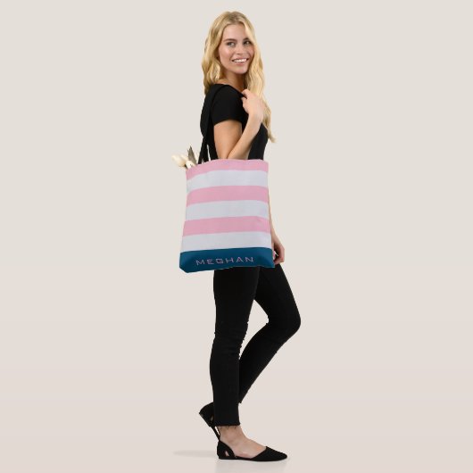 Preppy Gestreepte Pastel Blush Monogram Canvas tas (Op model)