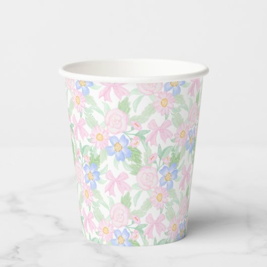 Preppy Grandmillennial Dolly en Me Pink Floral Papieren Bekers (Achterkant)
