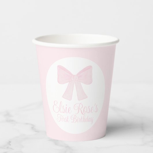 Preppy Grandmillennial Pink Bow Eerste Verjaardag Papieren Bekers (Voorkant)