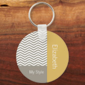 Preppy Gray Chevron Yellow Geometric met naam Sleutelhanger (Voorkant)