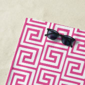 Preppy Greek Key Monogram – Hot Pink & Navy Strandlaken (In situ)