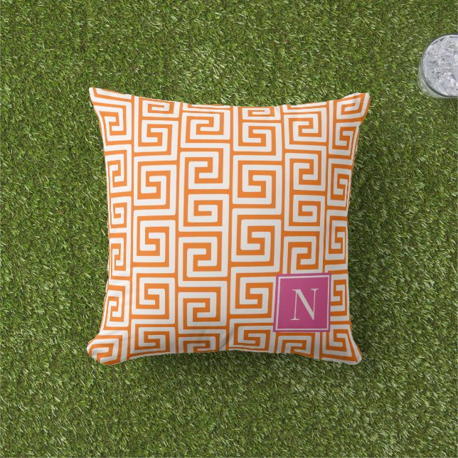 Preppy Greek Key Monogram – Orange & Hot Pink Buitenkussen (Gras)