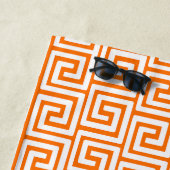 Preppy Greek Key Monogram – Orange & Hot Pink Strandlaken (In situ)