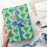 Preppy Green en Pink Wedding Gingham Pickleball Cadeaupapier<br><div class="desc">Deze leuke cadeauverpakking is ideaal voor het inpakken van cadeaus voor bruiloften,  douches en meer eervolle pickleball-spelers. Het inpakpapier bevat illustraties van groene hartvormige pickleball-peddels en roze pickleballs tegen een groene en witte gingham-achtergrond.</div>