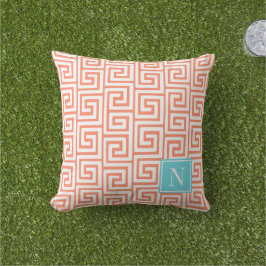 Preppy Griekse Sleutel Monogram – Koraal & Turkooi Buitenkussen