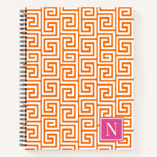 Preppy Griekse Sleutel Monogram – Oranje & Heet Ro Notitieboek