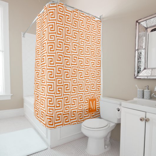 Preppy Griekse Sleutel Monogram – Oranje & Wit Douchegordijn (In situ)