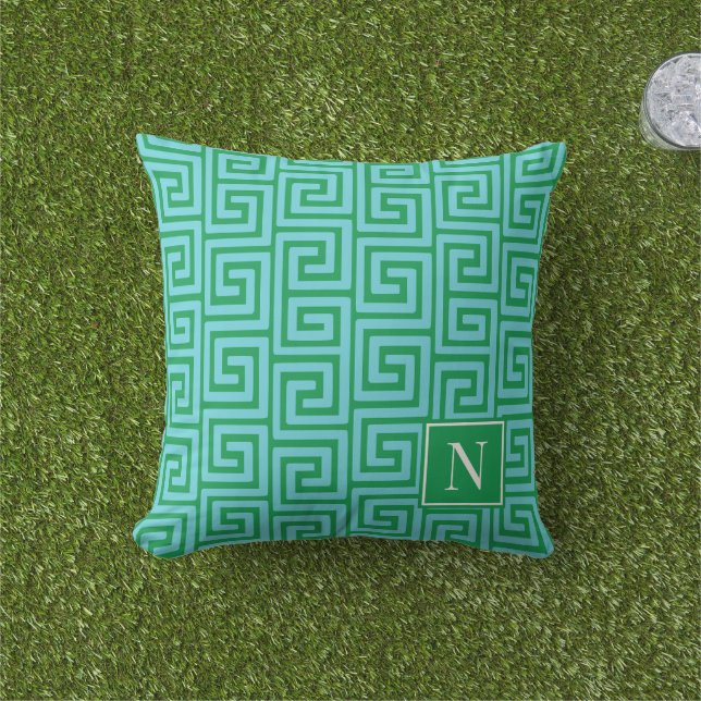 Preppy Griekse Sleutel Monogram – Turquoise & Groe Buitenkussen (Gras)