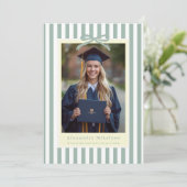 Preppy groene boog foto afstuderen aankondiging (Staand voorkant)