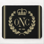 Preppy Monogrammed Logo Muismat<br><div class="desc">Klik op "Aanpassen" om achtergrondkleur te wijzigen. Laurel wreath en kroon logo. Voer je initialen in en je jaar wordt ingesteld. Koel speciale gelegenheid/verjaardag/vakantiecadeau. Hij wacht en geloof dat hij nu een ander heeft. Zes verlegen, maar ze leert cadeaus die ze betrapt heeft. Door de gestudeerde 's avonds bedde hij...</div>