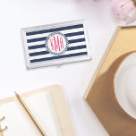 Preppy Nautical Navy & White Stripe Pink Monogram Visitekaarthouder<br><div class="desc">Deze preppy-chic visitekaartje houder is voorzien van brede blauw en witte nautische strepen,  een cirkelvormige touwbadge en uw monogram van drie initialen in warme magenta roze. Prachtige kleurencombinatie van roze en jaloezie en de perfecte manier om een beetje nautische stijl aan uw kantoor toe te voegen!</div>