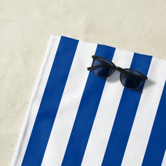 Preppy Navy and White Stripes Geometric Pattern S Strandlaken (In situ)