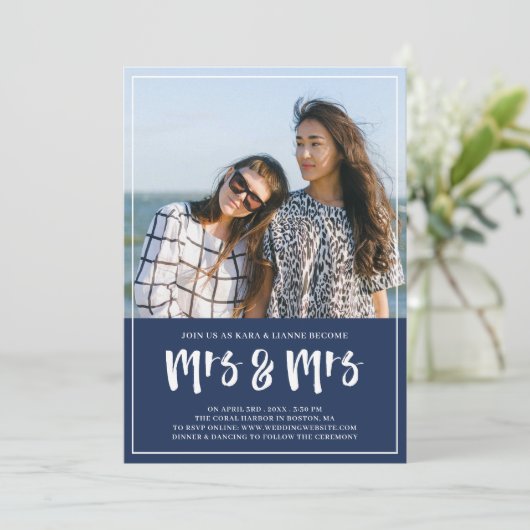 Preppy Navy Blue Mrs Brush Script Wedding Kaart (Staand voorkant)