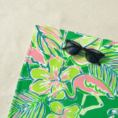 Preppy Palm Beach Roze Groene Flamingo Gepersonali Strandlaken (In situ)