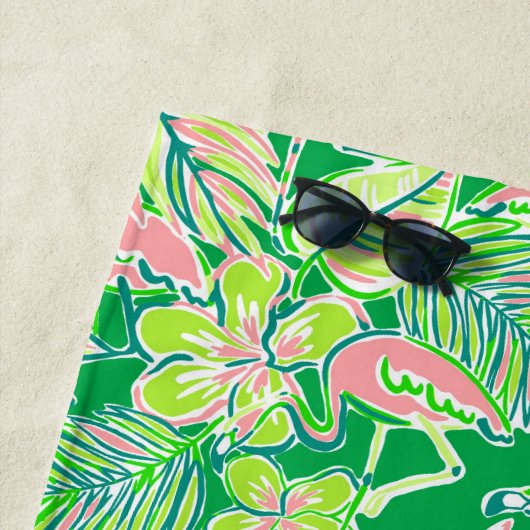 Preppy Palm Beach Roze Groene Flamingo Gepersonali Strandlaken (In situ)