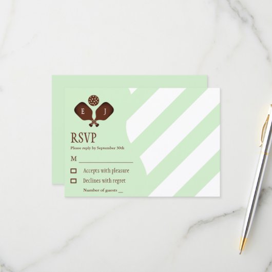 Preppy Pickleball Stripes Wedding RSVP Kaartje (Voorkant / Achterkant in situ)