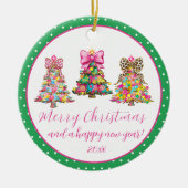 Preppy Pink and Green Christmas Trees Keramisch Ornament (Voorkant)