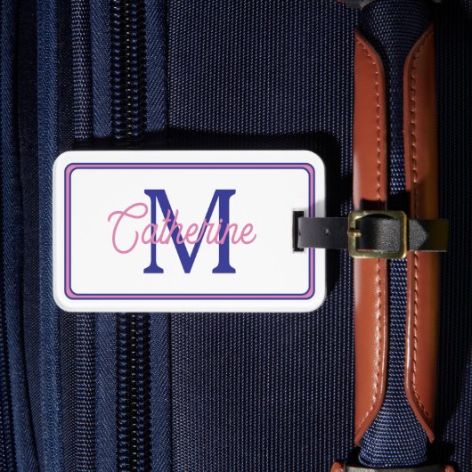Preppy Pink and Navy Blue Simple Monogram Bagagelabel (Voorkant Insitu 4)