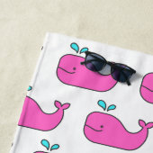 Preppy Pink en Aqua Whales - Gepersonaliseerd Strandlaken (In situ)