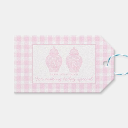 Preppy Pink Ginger Jar Monogram Eerste verjaardag Cadeaulabel (Voorkant (Horizontaal))