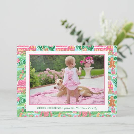 Preppy Pink Gingerbread Village Kerstfoto Feestdagenkaart (Staand voorkant)