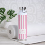 Preppy Pink Stripes & Bow Aangepaste naam Waterfles<br><div class="desc">Blijf gehydrateerd op de leukste manier mogelijk! Deze roze gestreepte waterfles met een sierlijke boog en jouw naam brengt een grote preppy charme aan uw dagelijkse slokjes. Zo meisjesachtig,  jij ook!</div>