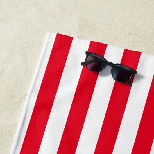 Preppy red en White Stripes Geometric Pattern Strandlaken (In situ)