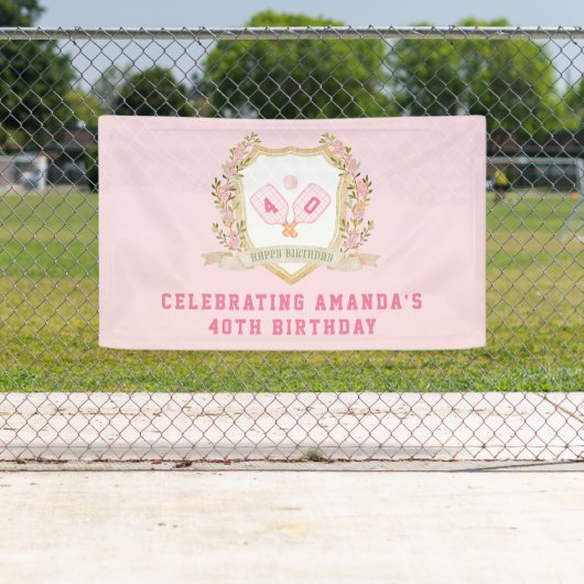 Preppy roze augurk bal Happy Birthday Spandoek (Insitu)