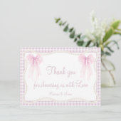 Preppy roze boog gingham grandmillenial baby showe bedankkaart (Staand voorkant)