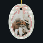 Preppy  Roze Bow Familie Foto Kerst Keramisch Ornament<br><div class="desc">Voeg een preppy touch toe aan je boompje met dit geïnspireerde roze boogfoto-ornament. Met uw favoriete familiefoto omlijst in een grillig handgetekend ontwerp met een zoete roze strik, is deze keramische aandenken zowel stijlvol als sentimenteel. Een perfecte manier om het seizoen te vieren en een gekoesterde vakantieherinnering te creëer die...</div>