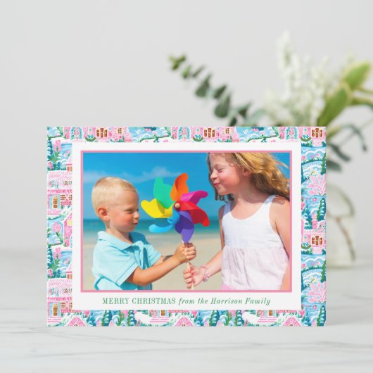 Preppy Roze en Blauw Christmas Village Foto Feestdagenkaart (Staand voorkant)