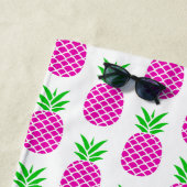Preppy roze en groene ananassen op wit monogram strandlaken (In situ)