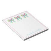 Preppy roze en groene bogen gepersonaliseerd notitieblok (Schuin)