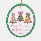 Preppy Roze en Groene Kerstbomen Keramisch Ornament (Links)