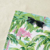 Preppy Roze en Groene Tropische Palmboom Monogram Strandlaken (In situ)