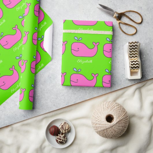 Preppy roze en groene walvissen gepersonaliseerd cadeaupapier (Crafts)