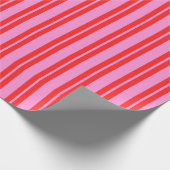 Preppy Roze en Rode Verticale Stripes Patroon Cadeaupapier (Hoek)