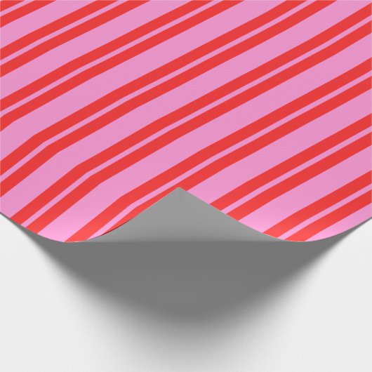 Preppy Roze en Rode Verticale Stripes Patroon Cadeaupapier (Hoek)