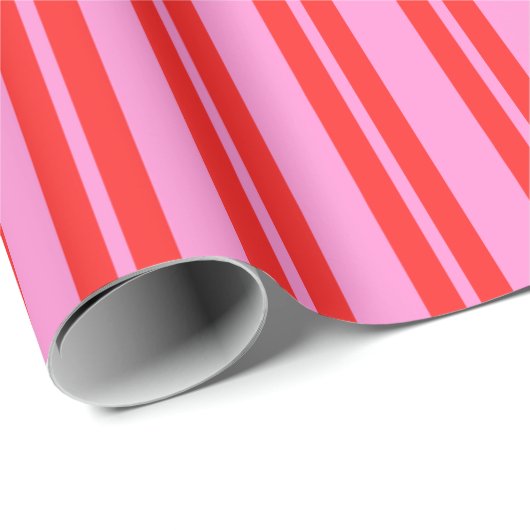 Preppy Roze en Rode Verticale Stripes Patroon Cadeaupapier (Rol Hoek)