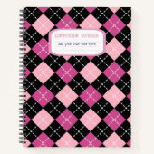 Preppy Roze en Zwarte Argyle Plaid Compositie Notitieboek (Voorkant)