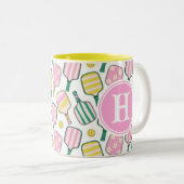Preppy Roze Groen & Geel Pickleball Monogram Tweekleurige Koffiemok (Voorkant rechts)