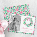 Preppy roze & groene Palm Beach krans foto Feestdagenkaart<br><div class="desc">PreppyPrint.com - Vier Kerstmis in stijl! Voeg je persoonlijke touch toe aan deze kerstkaarten. Breng dit ontwerp ook over op de producten van uw keuze! Klik op "verwijderen van achterkant van kaart" onder "Logo & Independent Creator Mark" om de QR-code van de achterkant van de kaart te verwijderen. Bezoek mijn...</div>