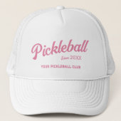 Preppy Roze Pickleball Club Custom Crest Party Trucker Pet (Voorkant)